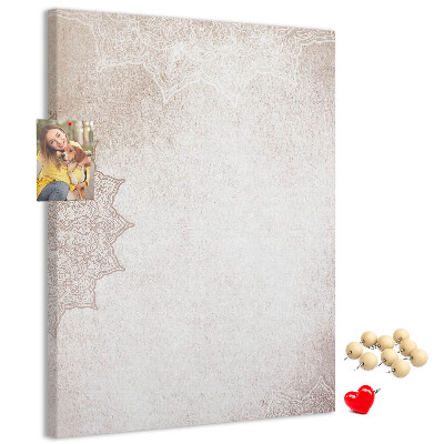 Kurken memobord met een verfijnd mandala-patroon op een lichte achtergrond