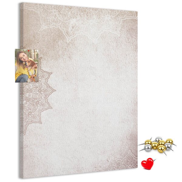 Kurken memobord met een verfijnd mandala-patroon op een lichte achtergrond