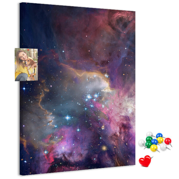 Kurken memobord met een kosmische nevel vol sterren