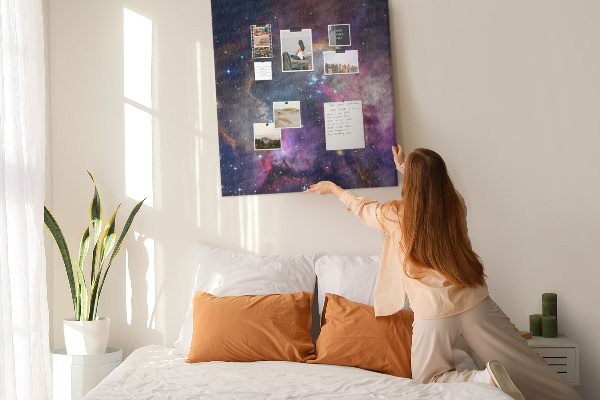 Kurken memobord met een kosmische nevel vol sterren