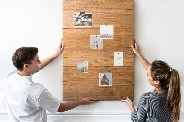 Kurken prikbord met een natuurlijke houten uitstraling in warme tinten