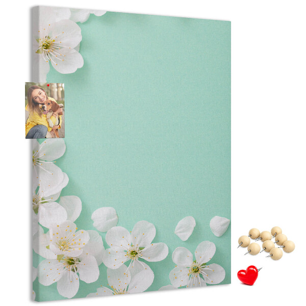 Kurk met bedrukking bloemaccenten op een pastelkleurige achtergrond