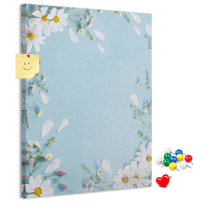 Kurken prikbord met bloemenpatroon op een blauwe achtergrond