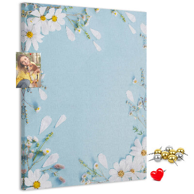 Kurken prikbord met bloemenpatroon op een blauwe achtergrond