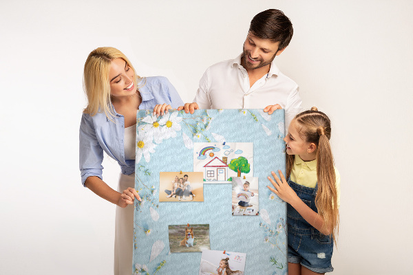 Kurken prikbord met bloemenpatroon op een blauwe achtergrond