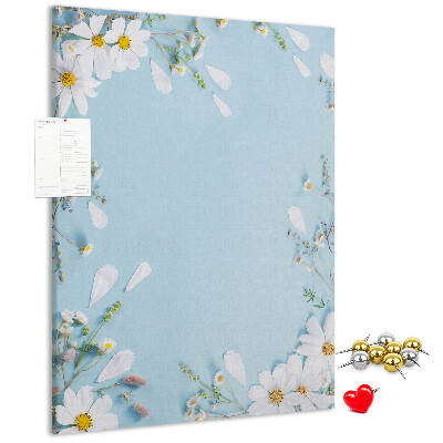 Kurken prikbord met bloemenpatroon op een blauwe achtergrond
