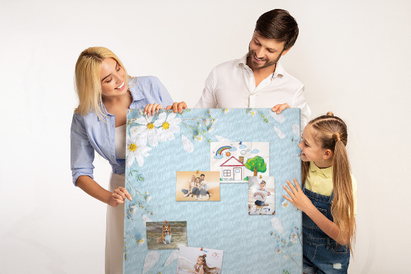 Kurken prikbord met bloemenpatroon op een blauwe achtergrond