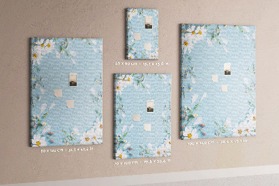 Kurken prikbord met bloemenpatroon op een blauwe achtergrond