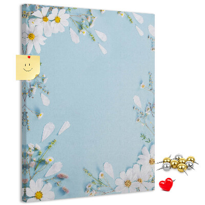 Kurken prikbord met bloemenpatroon op een blauwe achtergrond