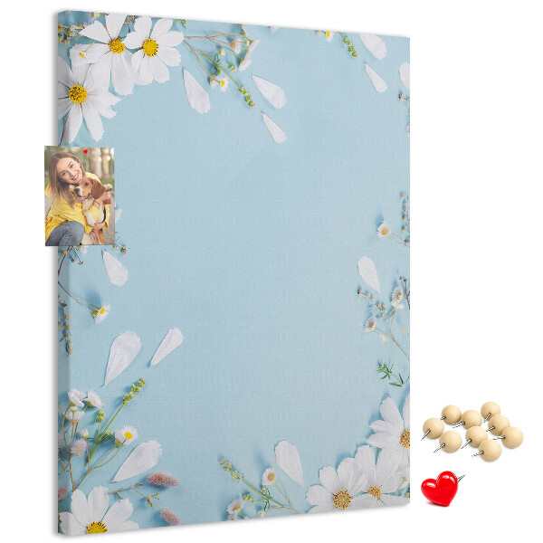Kurken prikbord met bloemenpatroon op een blauwe achtergrond
