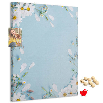Kurken prikbord met bloemenpatroon op een blauwe achtergrond