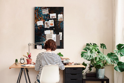 Kurken prikbord met mandala-patronen op een donkere achtergrond
