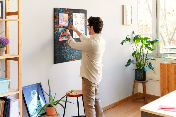 Kurken prikbord met mandala-patronen op een donkere achtergrond