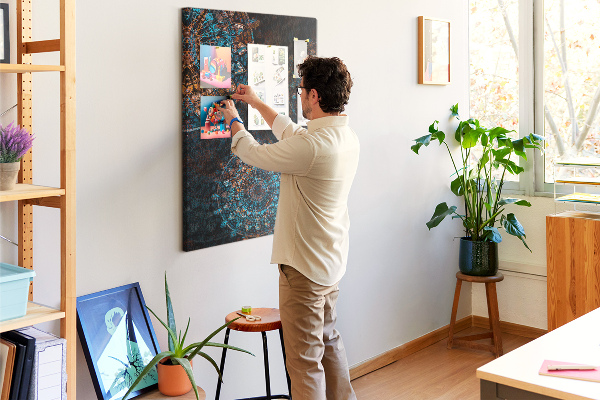Kurken prikbord met mandala-patronen op een donkere achtergrond