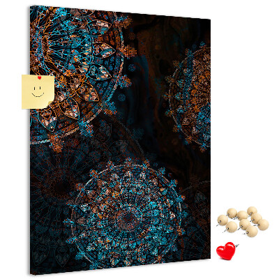 Kurken prikbord met mandala-patronen op een donkere achtergrond