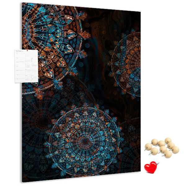 Kurken prikbord met mandala-patronen op een donkere achtergrond