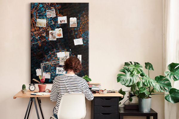 Kurken prikbord met mandala-patronen op een donkere achtergrond