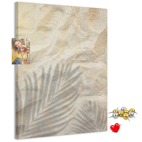 Kurk bedrukken woestijnzand met de delicate schaduw van een blad