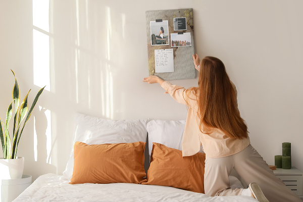 Memobord van kurk met abstract patroon en gouden accenten