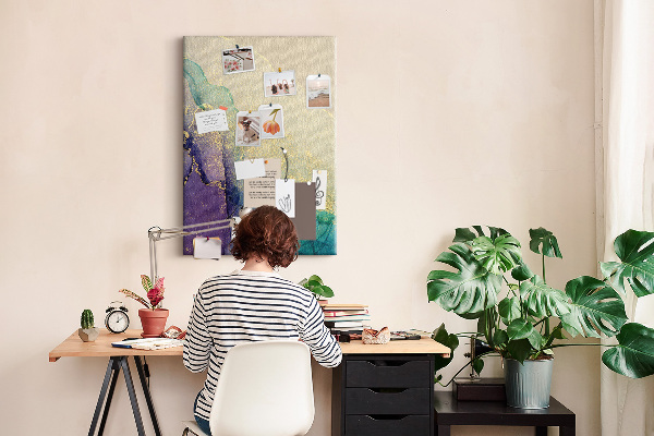 Kurken prikbord met abstract patroon en paarse accenten