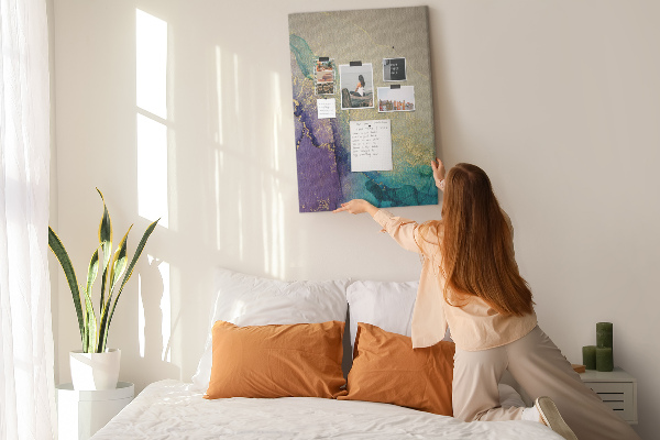 Kurken prikbord met abstract patroon en paarse accenten