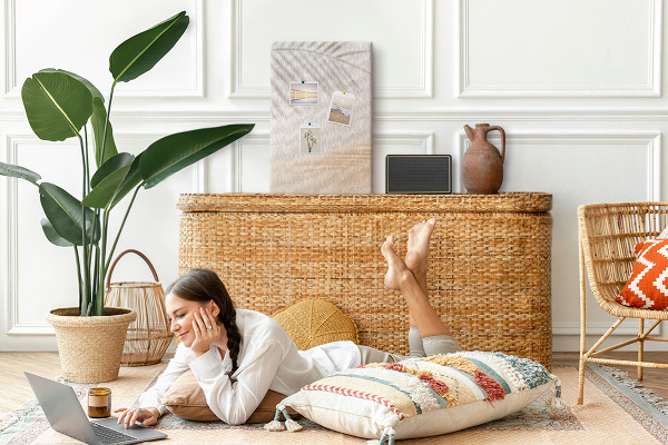 Prikbord van kurk met subtiele schaduwen van palmbomen op een lichte achtergrond
