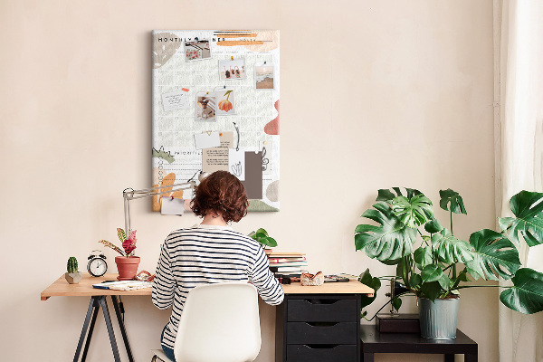 Kurken memobord maandplanner met kleurrijke abstracte vormen