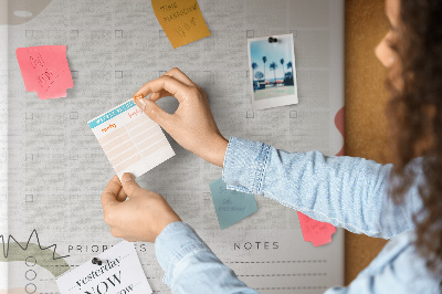 Kurken memobord maandplanner met kleurrijke abstracte vormen
