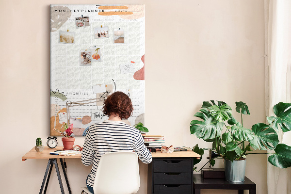 Kurken memobord maandplanner met kleurrijke abstracte vormen