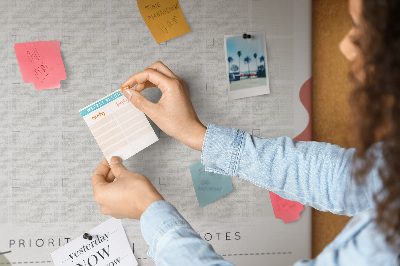 Kurken memobord maandplanner met kleurrijke abstracte vormen