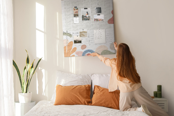 Kurken memobord maandplanner met kleurrijke abstracte vormen