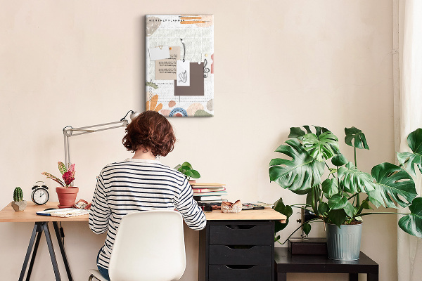 Kurken memobord maandplanner met kleurrijke abstracte vormen