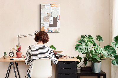 Kurken memobord maandplanner met kleurrijke abstracte vormen
