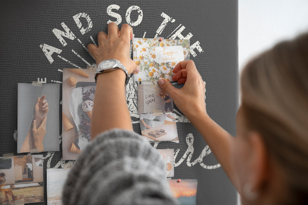 Kurken memobord met vintage bergen en avontuur thema