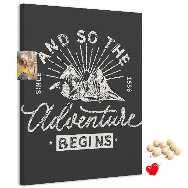 Kurken memobord met vintage bergen en avontuur thema