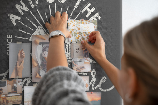 Kurken memobord met vintage bergen en avontuur thema