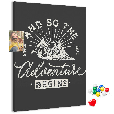 Kurken memobord met vintage bergen en avontuur thema