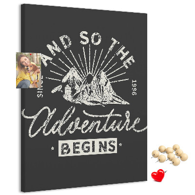 Kurken memobord met vintage bergen en avontuur thema