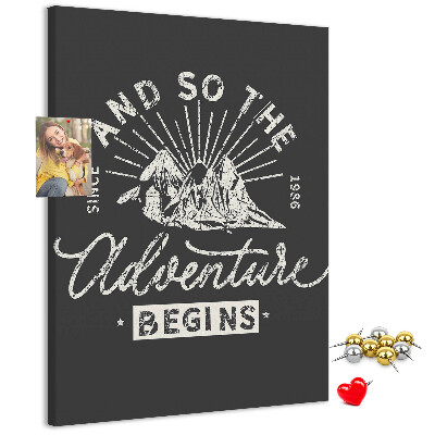 Kurken memobord met vintage bergen en avontuur thema