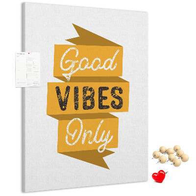 Kurken prikbord met stijlvolle grafische prints en positieve vibes