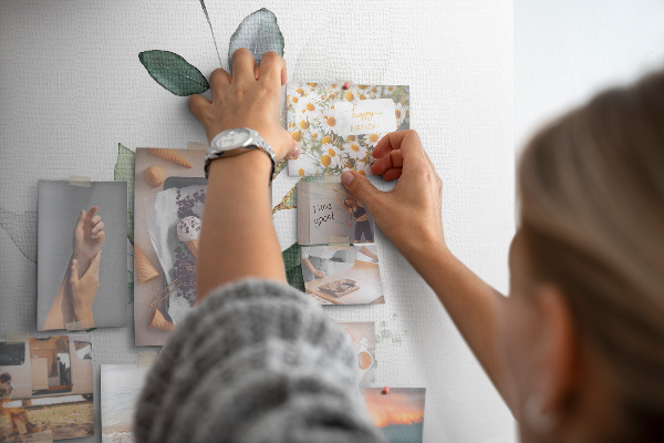 Memobord van kurk met fijne blaadjes in verschillende tinten groen