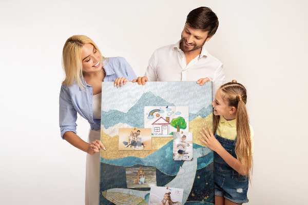 Prikbord van kurk met een walvis te midden van metershoge oceaangolven
