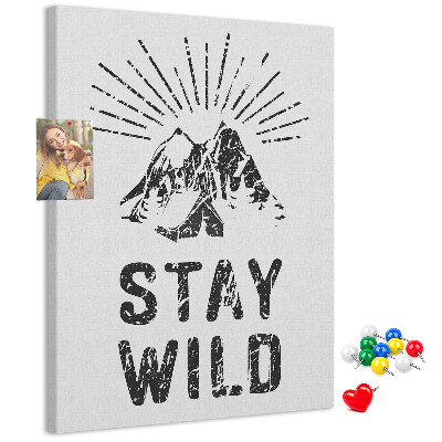 Kurken memobord met een afbeelding van bergen met zonnestralen op de achtergrond