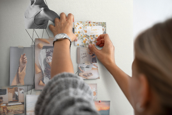 Kurken prikbord Dansen in een netwerk van onzichtbare draden