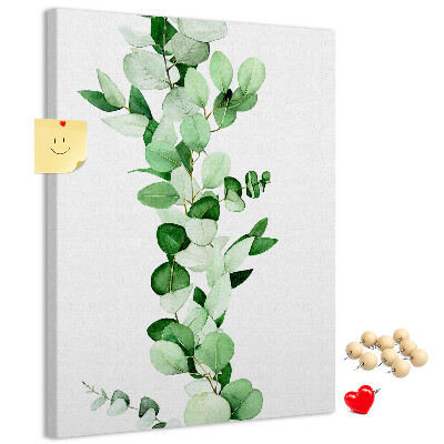 Kurken memobord met groene bladeren op een lichte achtergrond