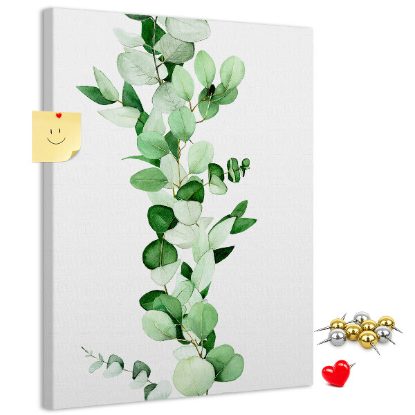 Kurken memobord met groene bladeren op een lichte achtergrond