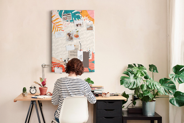 Kurken memobord met een print van tropische bladeren en bloemen in pasteltinten