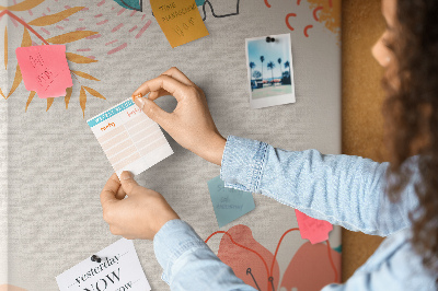 Kurken memobord met een print van tropische bladeren en bloemen in pasteltinten
