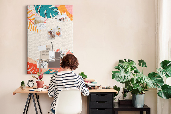 Kurken memobord met een print van tropische bladeren en bloemen in pasteltinten