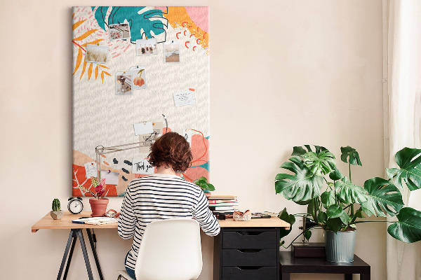 Kurken memobord met een print van tropische bladeren en bloemen in pasteltinten